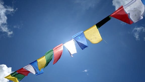 Banderas tibetanas de oración - PEACE Theamed decoración al aire libre,  hechas a mano en Nepal banderas de oración de viento con colores auspiciosos